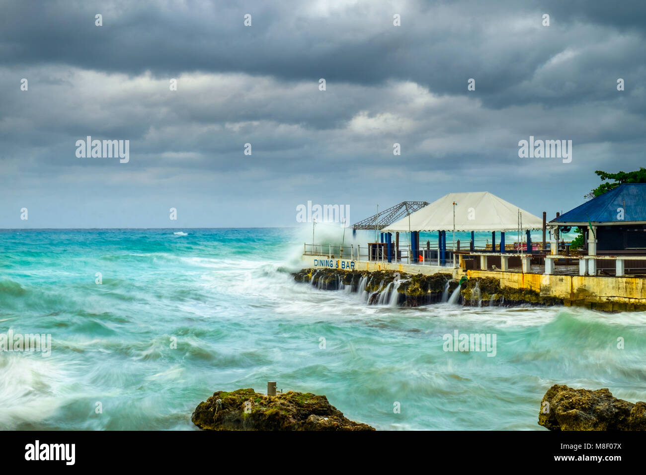 Tempête sur la mer des Caraïbes, George Town, Grand Cayman, Cayman Islands Banque D'Images
