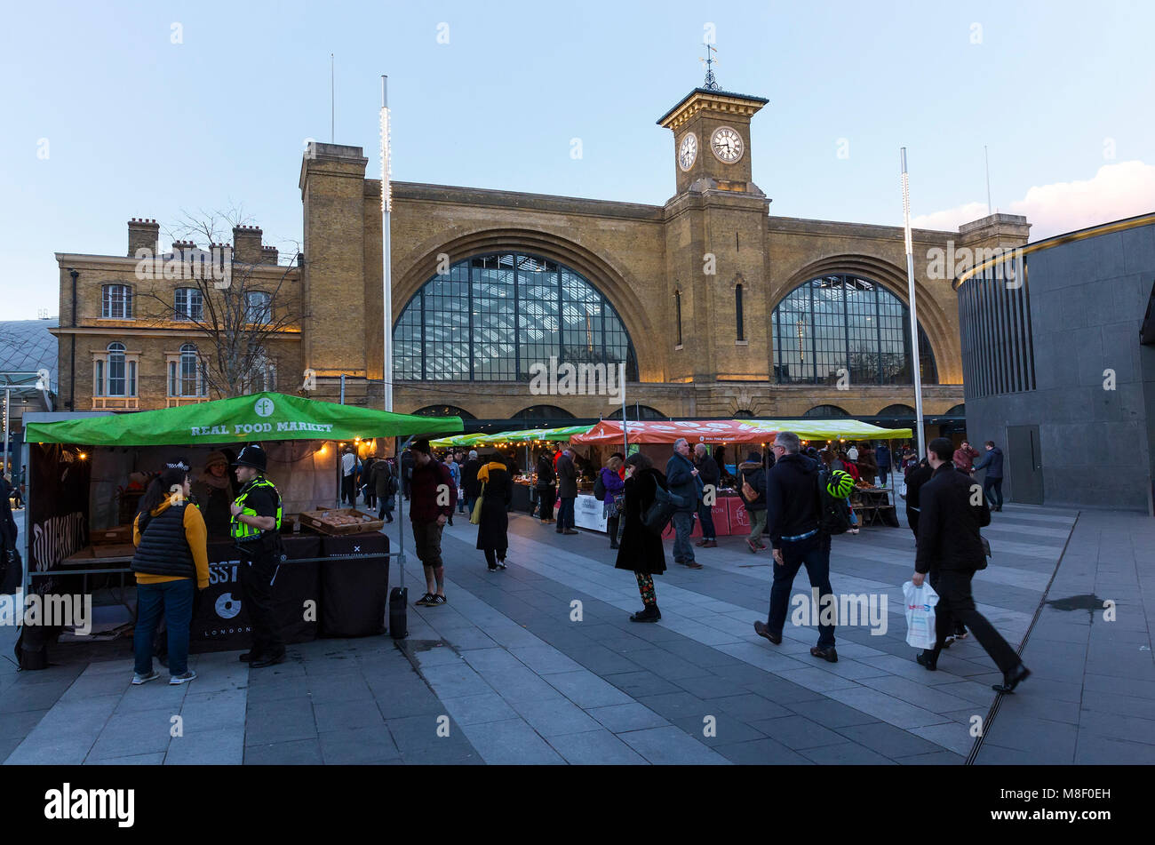 Londres, UK - 7 mars, 2018 : vue générale de l'alimentation du marché en dehors de King's Cross station. Le marché en plein air est situé à King's Cross Banque D'Images