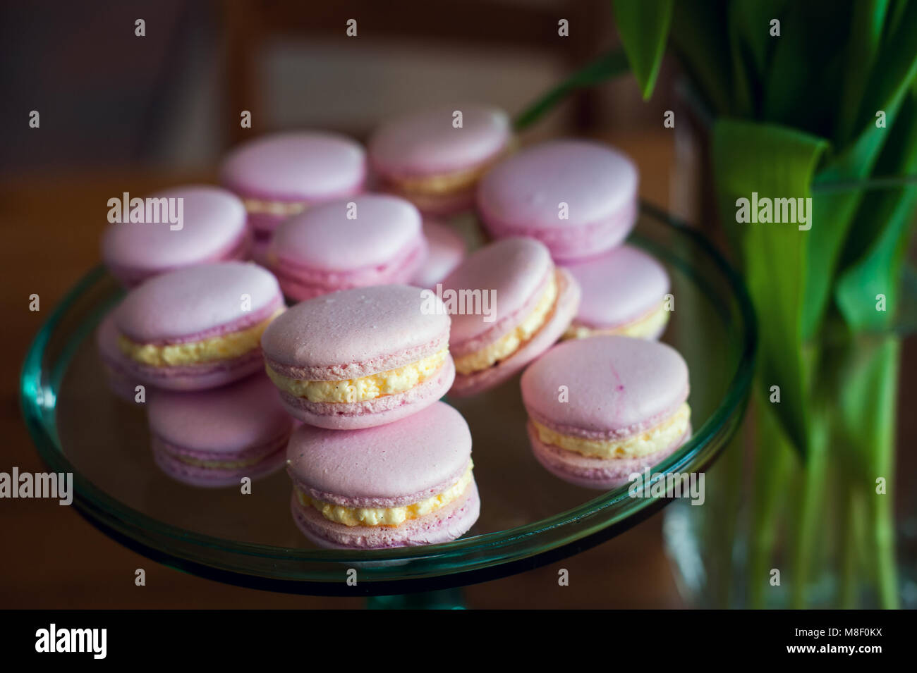 Douce rose macarons avec la crème jaune Banque D'Images