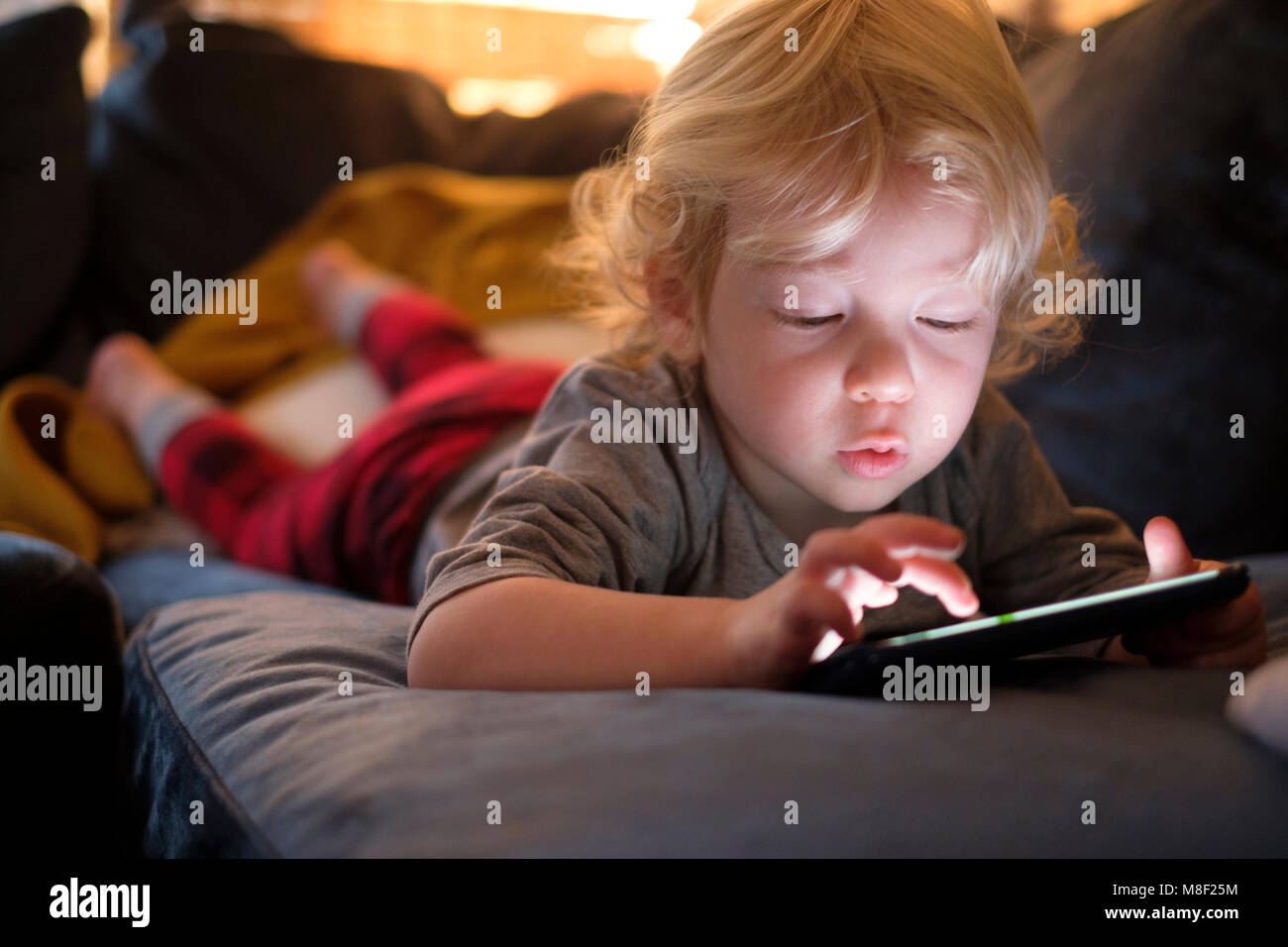 Little Boy (2-3) qui se trouve à l'avant et de cartes sur téléphone intelligent Banque D'Images