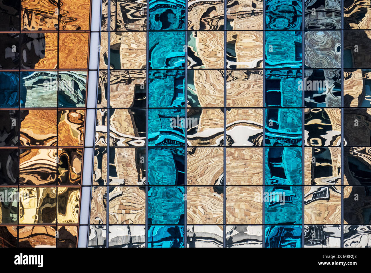 Mosaïque colorée de réflexions dans un bâtiment de verre et d'acier dans le lower Manhattan, New York City USA Banque D'Images