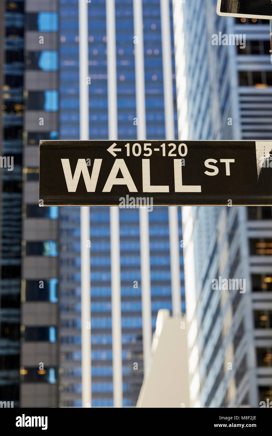 USA, New York, New York, Manhattan, Wall Street sign sur la construction Banque D'Images