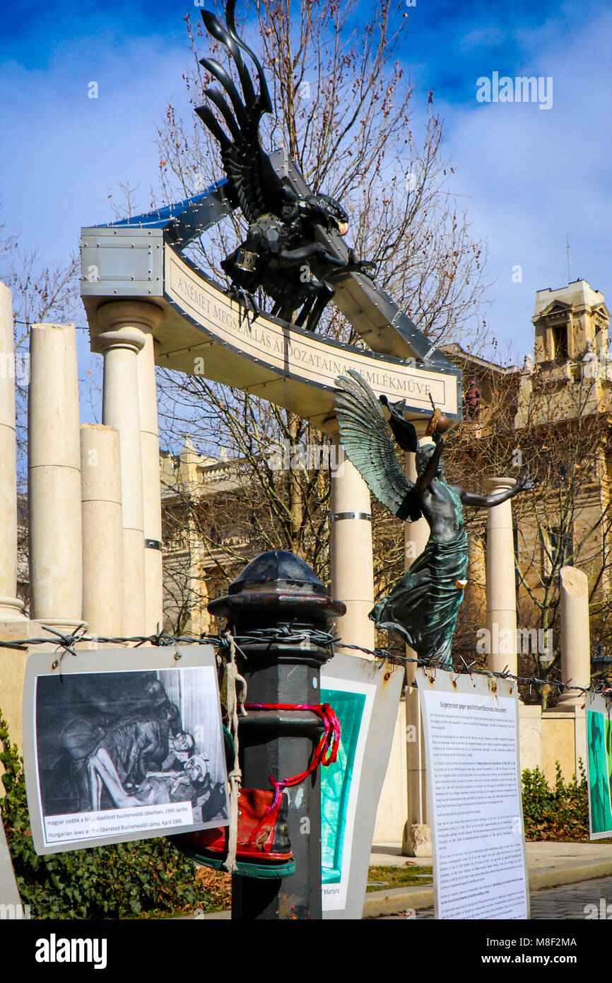 À Budapest, les manifestants place des photographies et autres objets en face de la controversée monument aux victimes de l'occupation nazie de la Hongrie. Banque D'Images