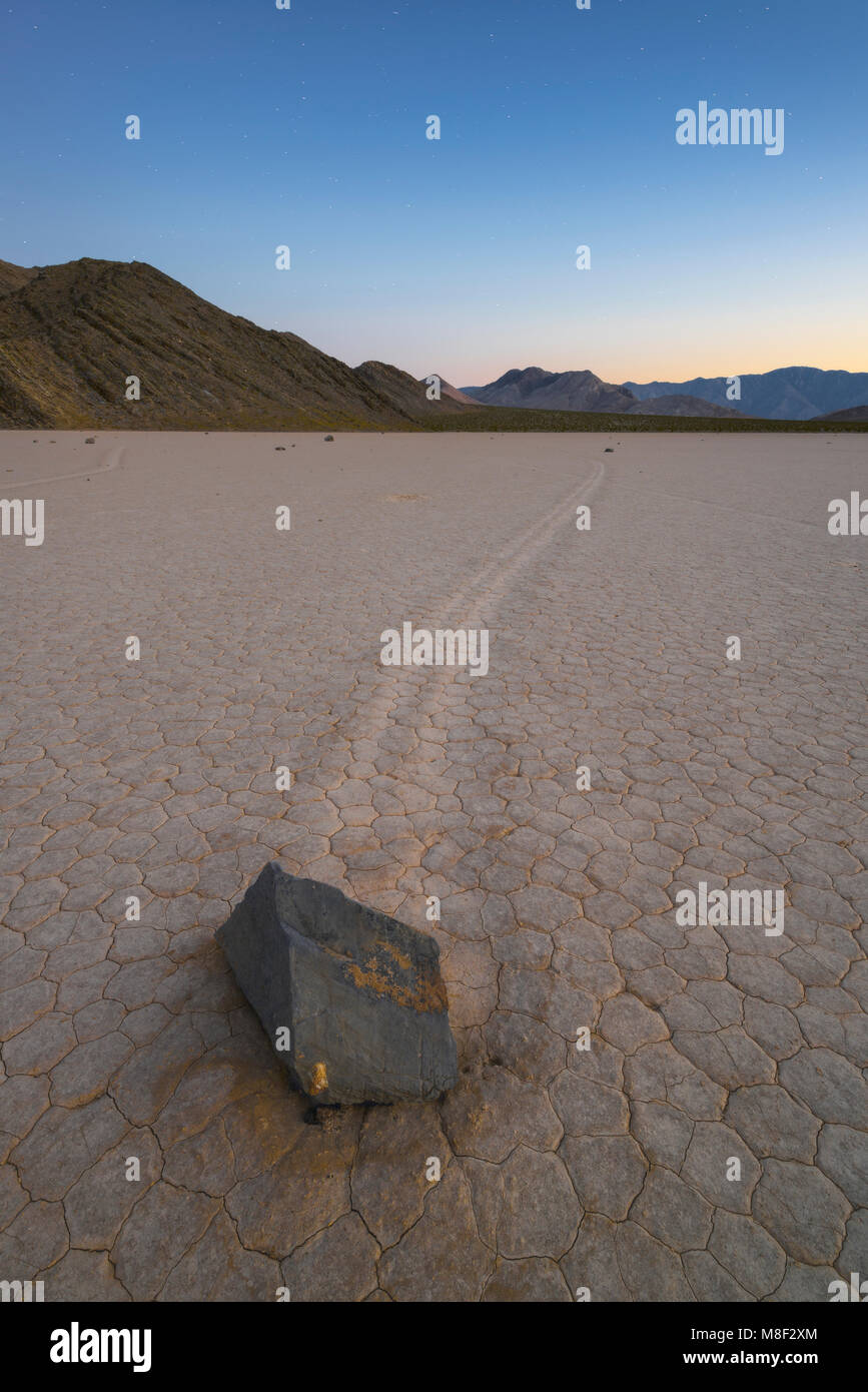 États-unis, Californie, Death Valley National Park, Race Track Playa, pierres déménagement sur desert Banque D'Images
