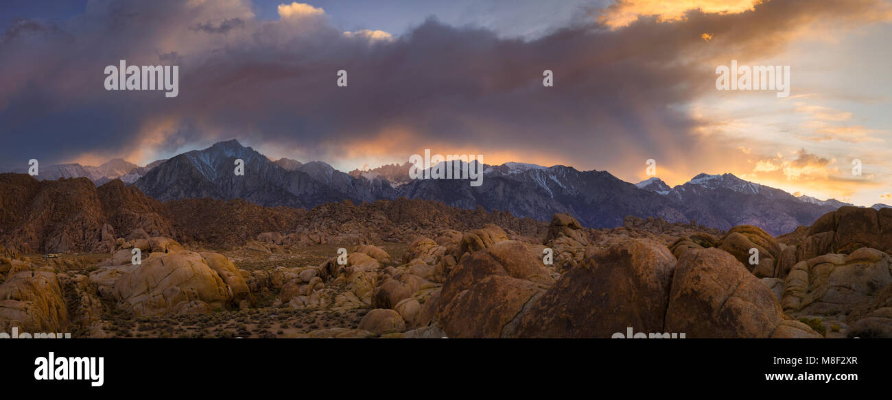 États-unis, Californie, Alabama hills, montagnes aux sommets enneigés au coucher du soleil Banque D'Images