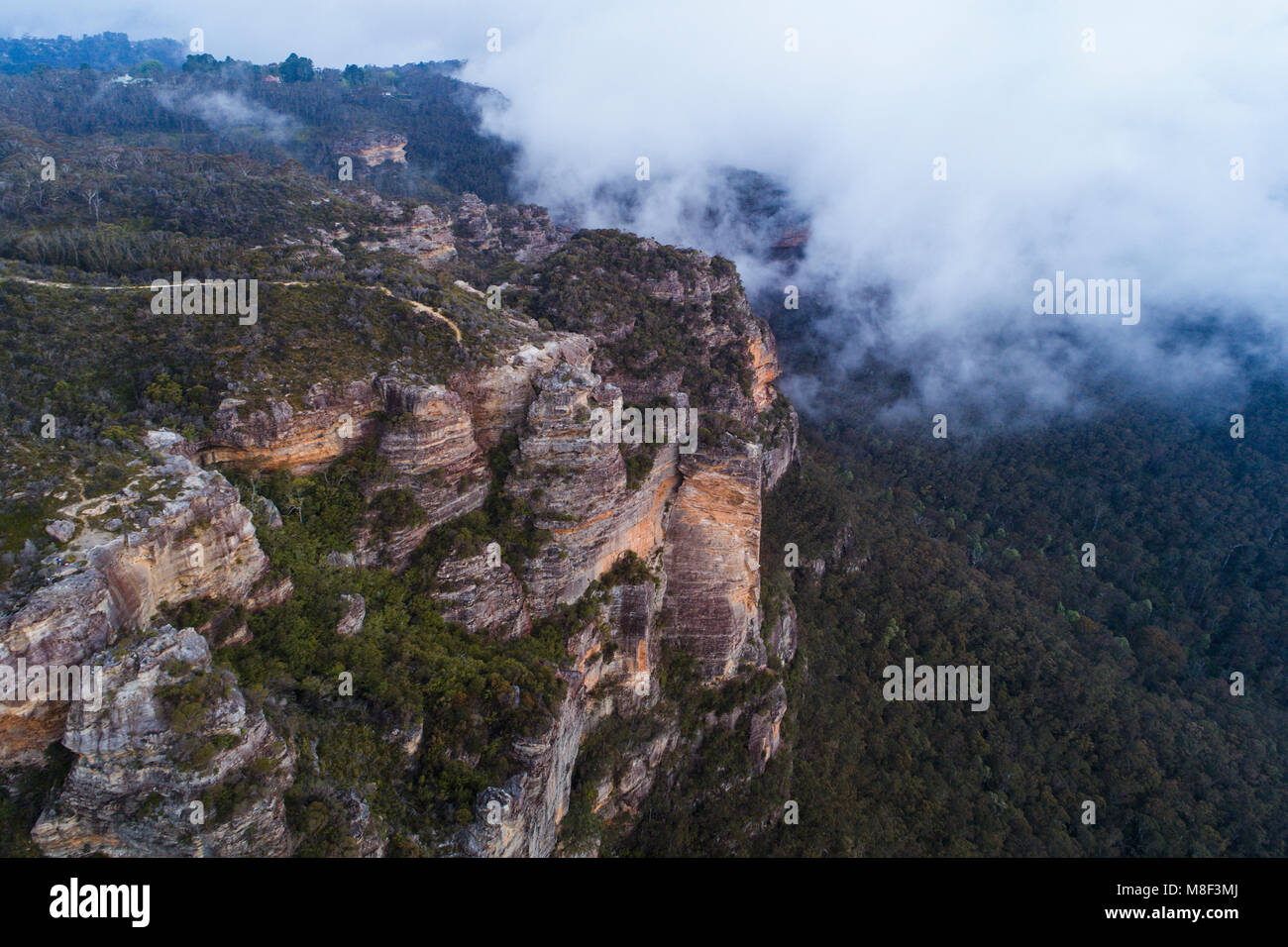 L'Australie, Nouvelle Galles du Sud, Katoomba, de gros rochers dans les nuages Banque D'Images