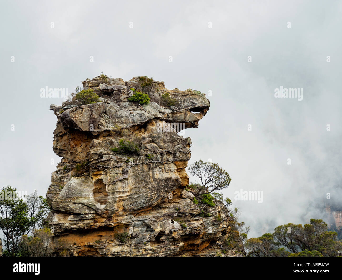 L'Australie, Nouvelle Galles du Sud, Katoomba, gros rocher et ciel nuageux derrière Banque D'Images