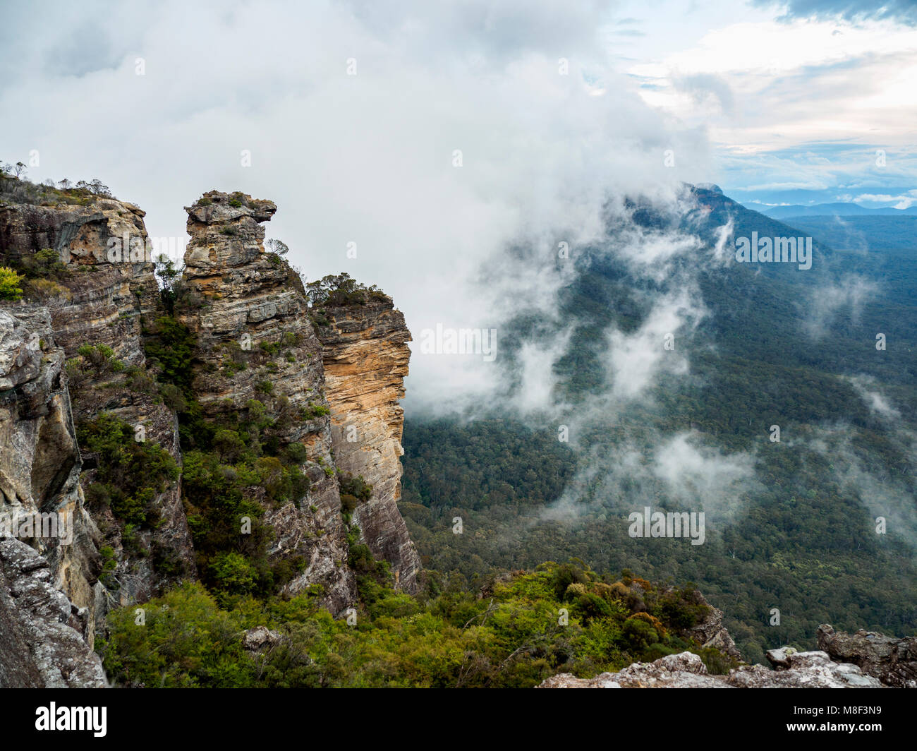 L'Australie, Nouvelle Galles du Sud, Katoomba, de gros rochers et les montagnes dans les nuages Banque D'Images
