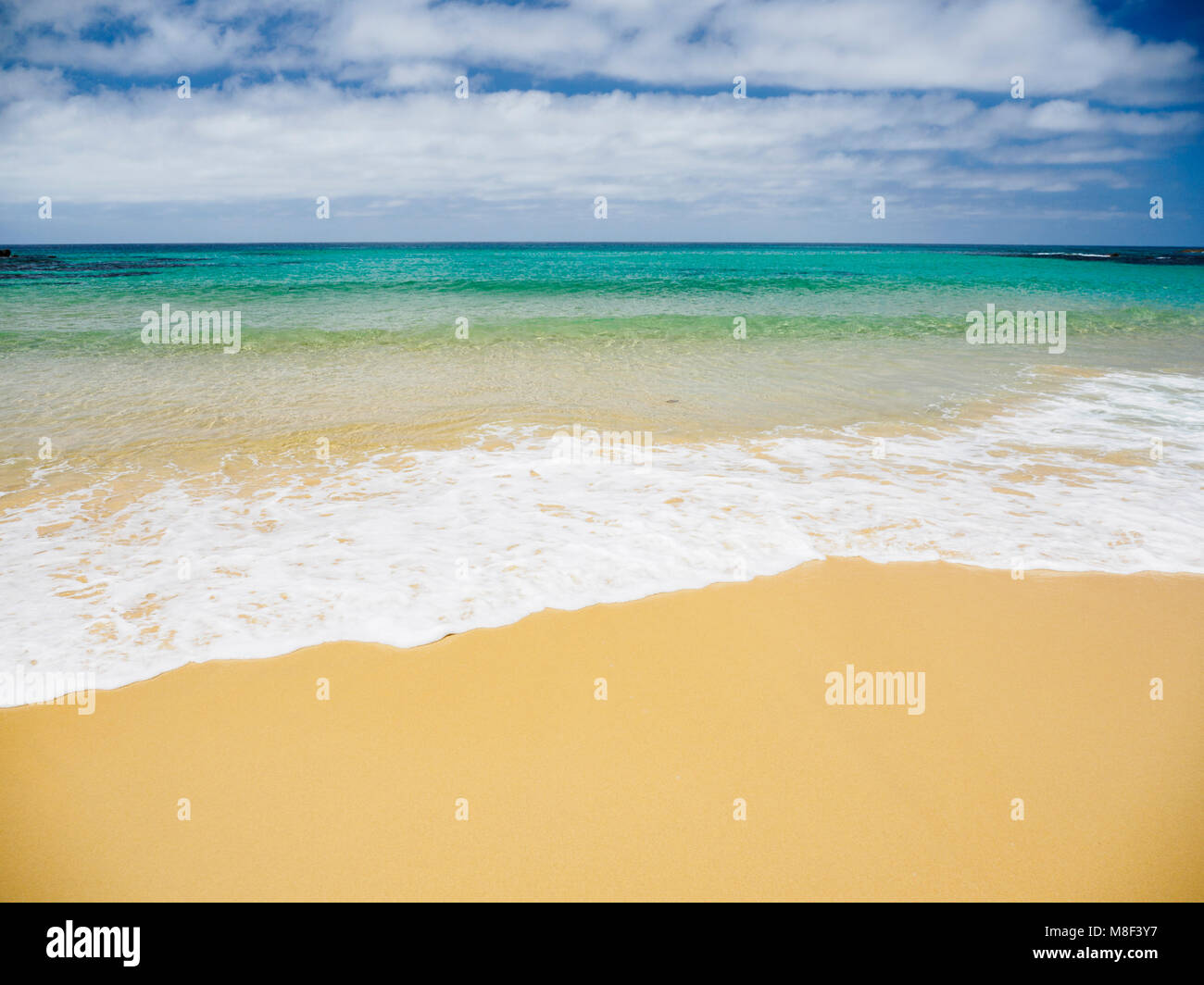 Les nuages blancs au-dessus de la mer et plage de sable Banque D'Images
