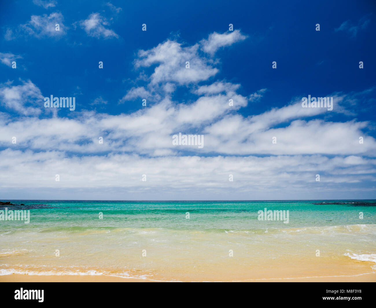 Les nuages blancs au-dessus de la mer et plage de sable Banque D'Images