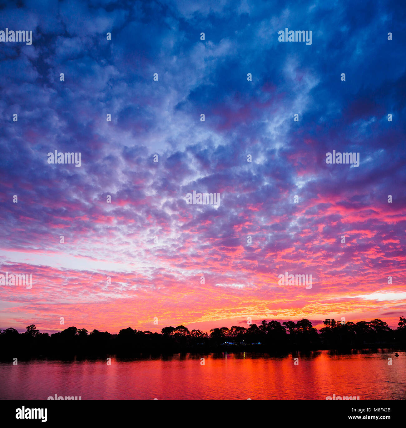 L'Australie, Nouvelle Galles du Sud, pittoresque, de Bermagui coucher du soleil au-dessus de l'eau Banque D'Images