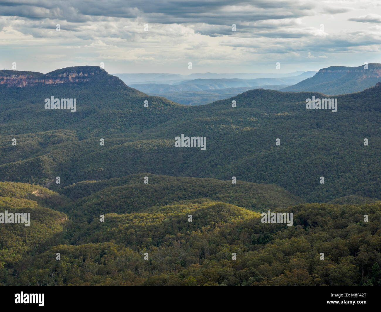 L'Australie, Nouvelle Galles du Sud, vallée Jamison, les nuages de tempête au-dessus de montagnes bleues Banque D'Images
