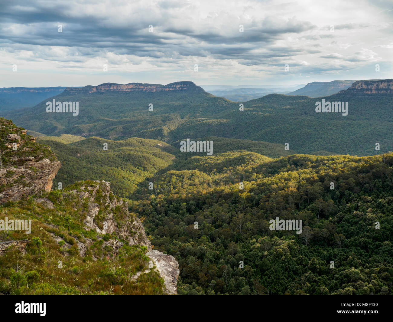 L'Australie, Nouvelle Galles du Sud, vallée Jamison, les nuages de tempête au-dessus de montagnes bleues Banque D'Images