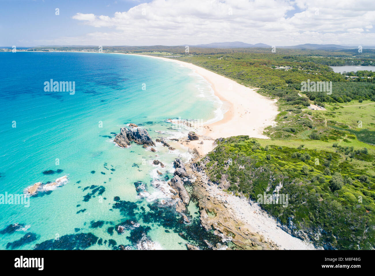 L'Australie, Nouvelle Galles du Sud, paysage, de Bermagui avec plage et forêt Banque D'Images