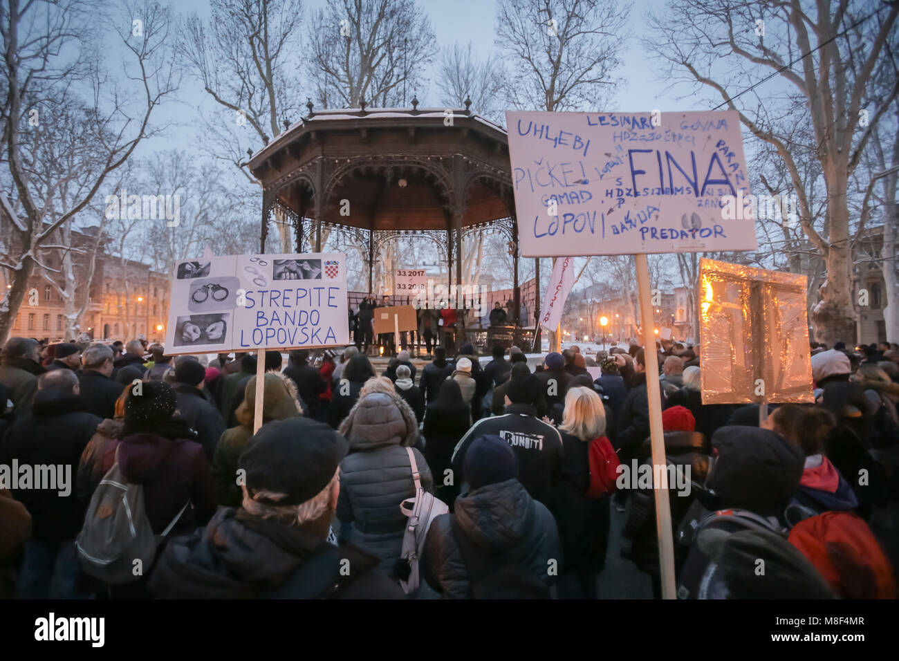 ZAGREB, CROATIE - 3 mars, 2018 : les manifestants avec les conseils scolaires pour protester contre la loi d'application de la Loi financière, c'est terrorisant bloqué financièrement p Banque D'Images