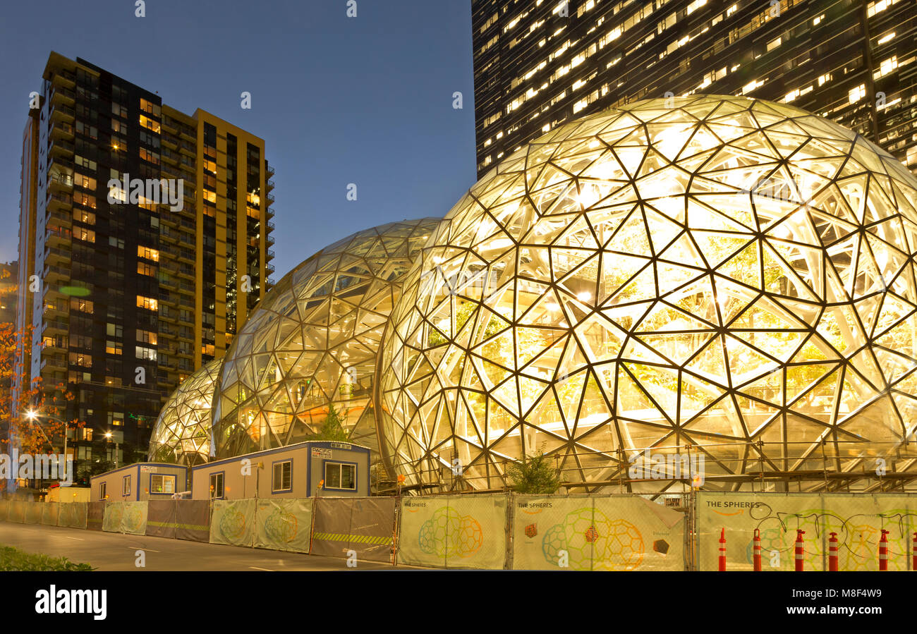 WA13870-00...WASHINGTON - les trois biosphères amazoniennes, pleines de plantes exotiques, et les tours amazoniennes au crépuscule dans le centre-ville de Seattle à la 6e et Lenora.2017 Banque D'Images