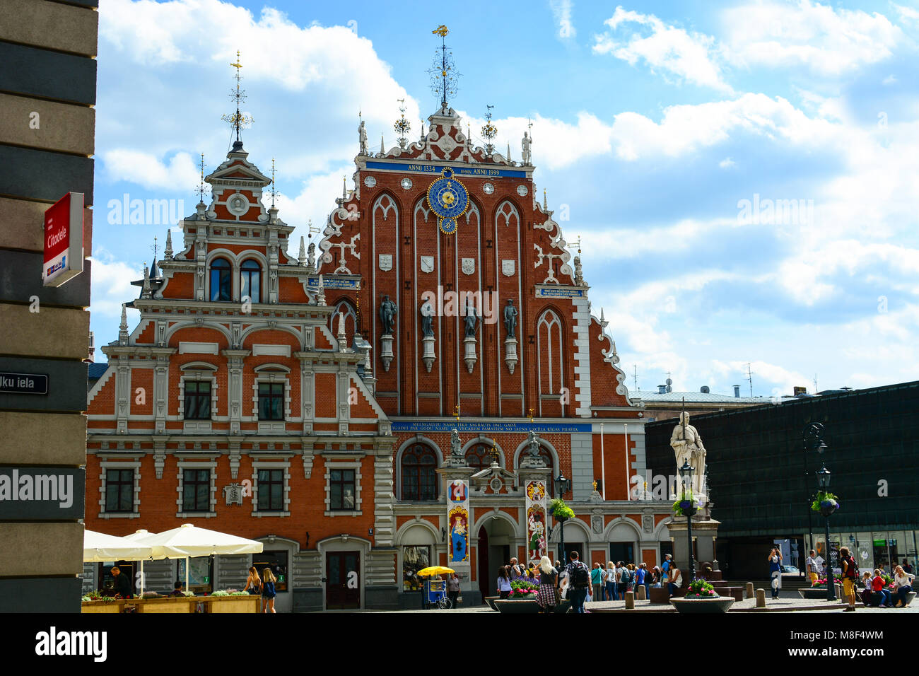 Riga, Lettonie - Juillet 30, 2017 : le paysage urbain de la vieille ville de Riga, en Lettonie. Église Saint Pierre et Maison des Têtes Noires. Banque D'Images