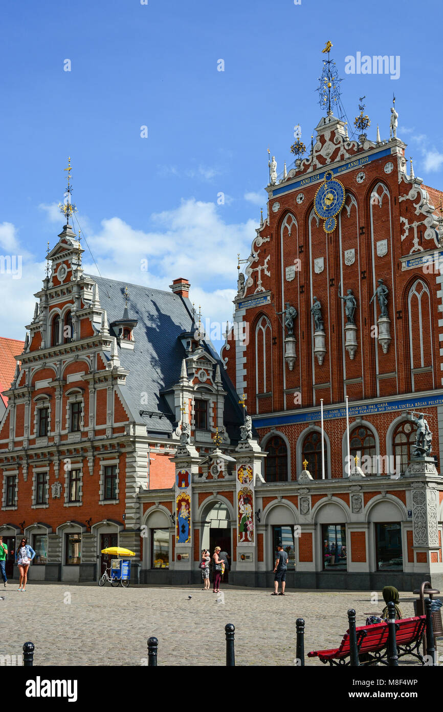 Riga, Lettonie - Juillet 30, 2017 : le paysage urbain de la vieille ville de Riga, en Lettonie. Église Saint Pierre et Maison des Têtes Noires. Banque D'Images