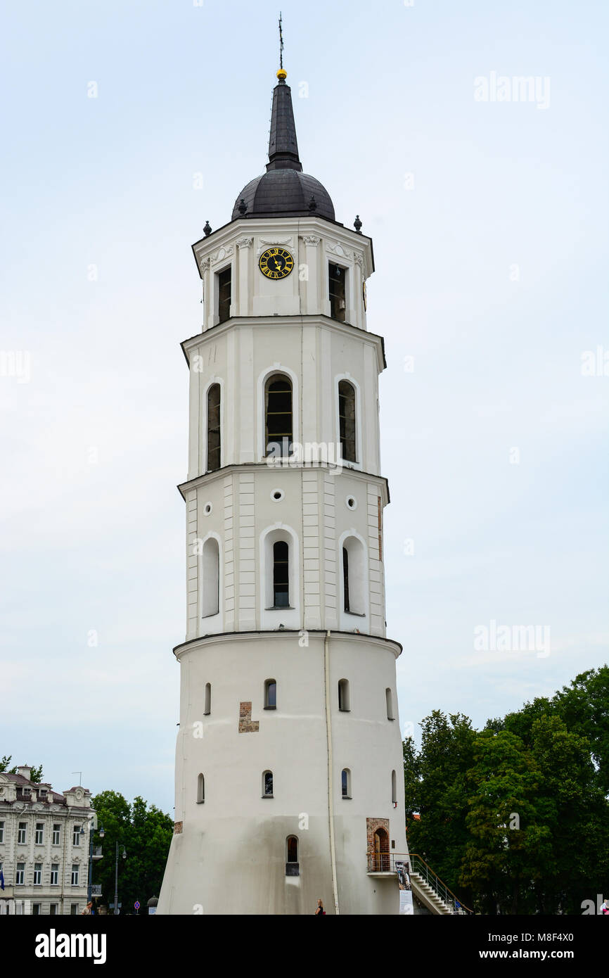 Vilnius, Lituanie - 3 août 2017 : Place de la cathédrale et le clocher de la cathédrale de Vilnius, l'un des principaux points touristiques de Vilnius Banque D'Images