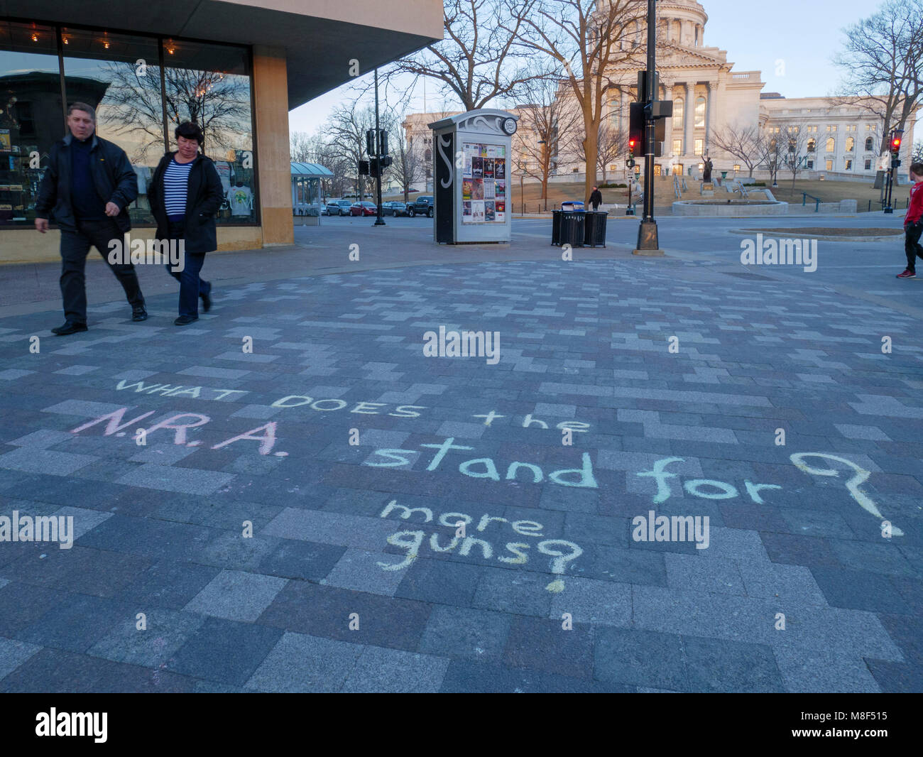 Les ARN message sur craie chaussée. Madison, Wisconsin. Banque D'Images