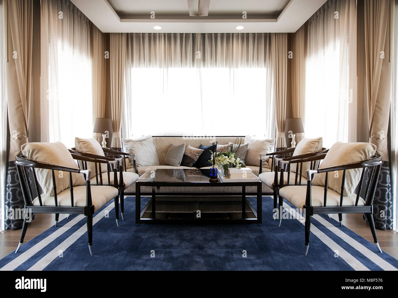 Salon de Luxe avec chaise table et canapé meubles. Vous pourrez vous détendre dans l'architecture de la lumière du jour pour l'arrière-plan Banque D'Images
