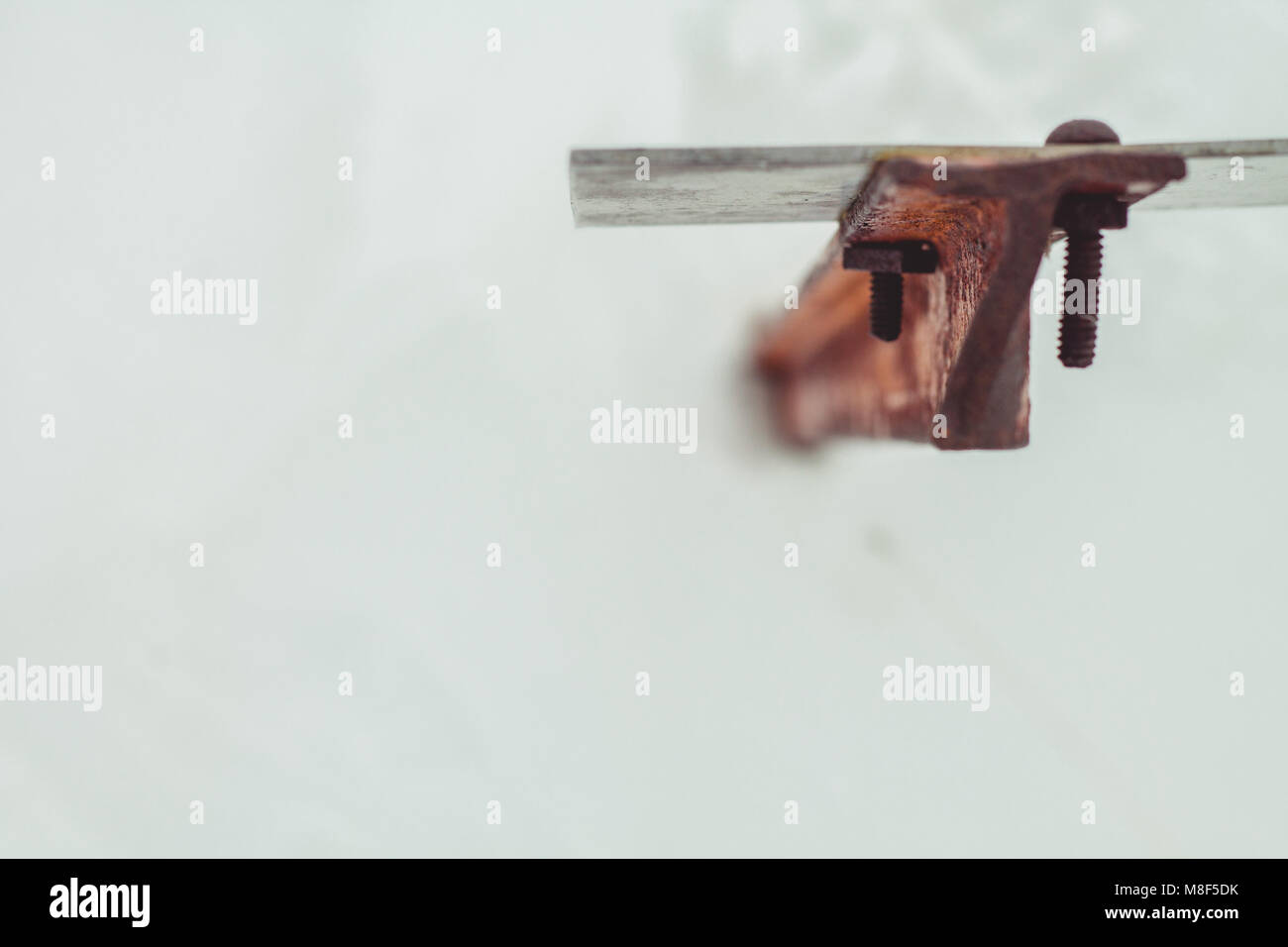 Old Rusty Signer dans la neige Banque D'Images