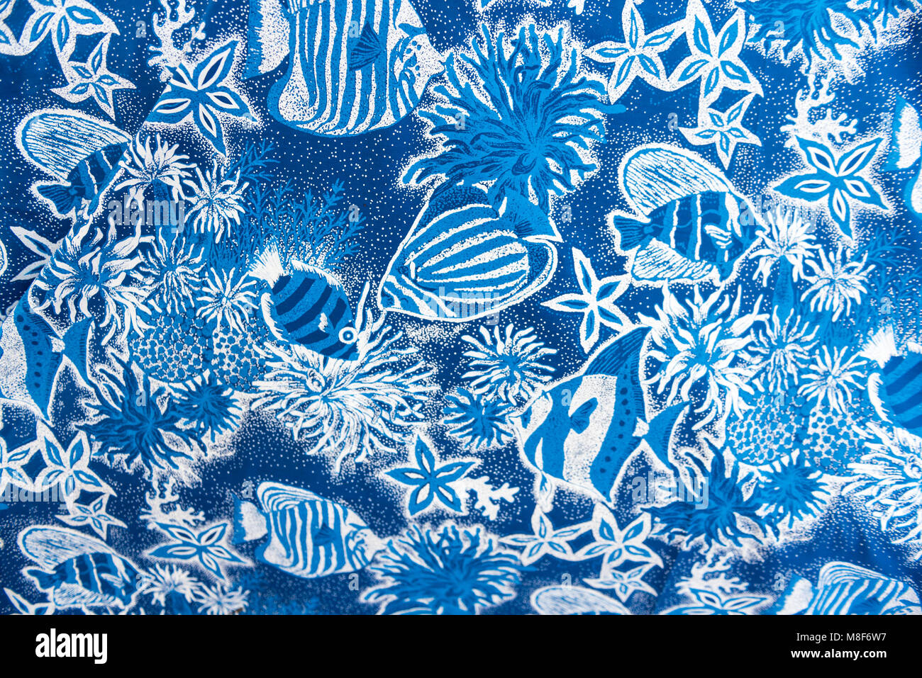Blue Hawaiian tissu avec des anémones et poissons Banque D'Images