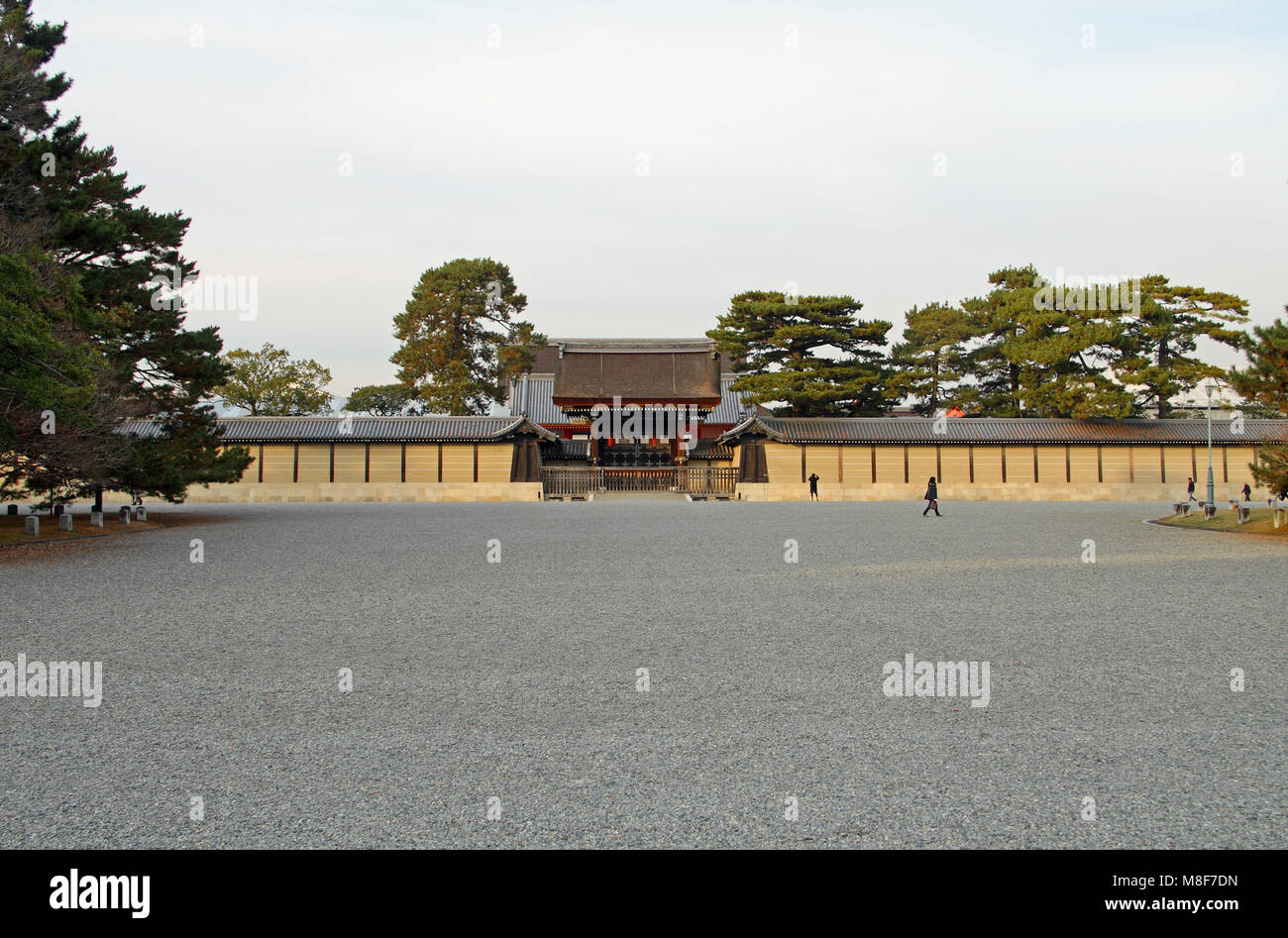 Kyōto-gyoen park, regardant vers la Porte Kenreimon de palais impérial de Kyoto, Kyoto, Honshu, Japan Banque D'Images