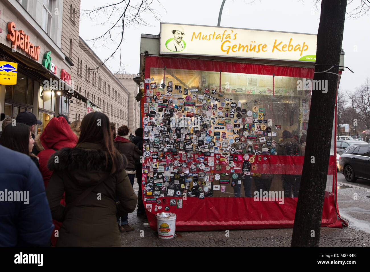 BERLIN, ALLEMAGNE - le 16 décembre 2017 : Queue de personnes en face de Mustafas Gemuse Kebap où l'un des plus populer Street food à Berlin city. Banque D'Images