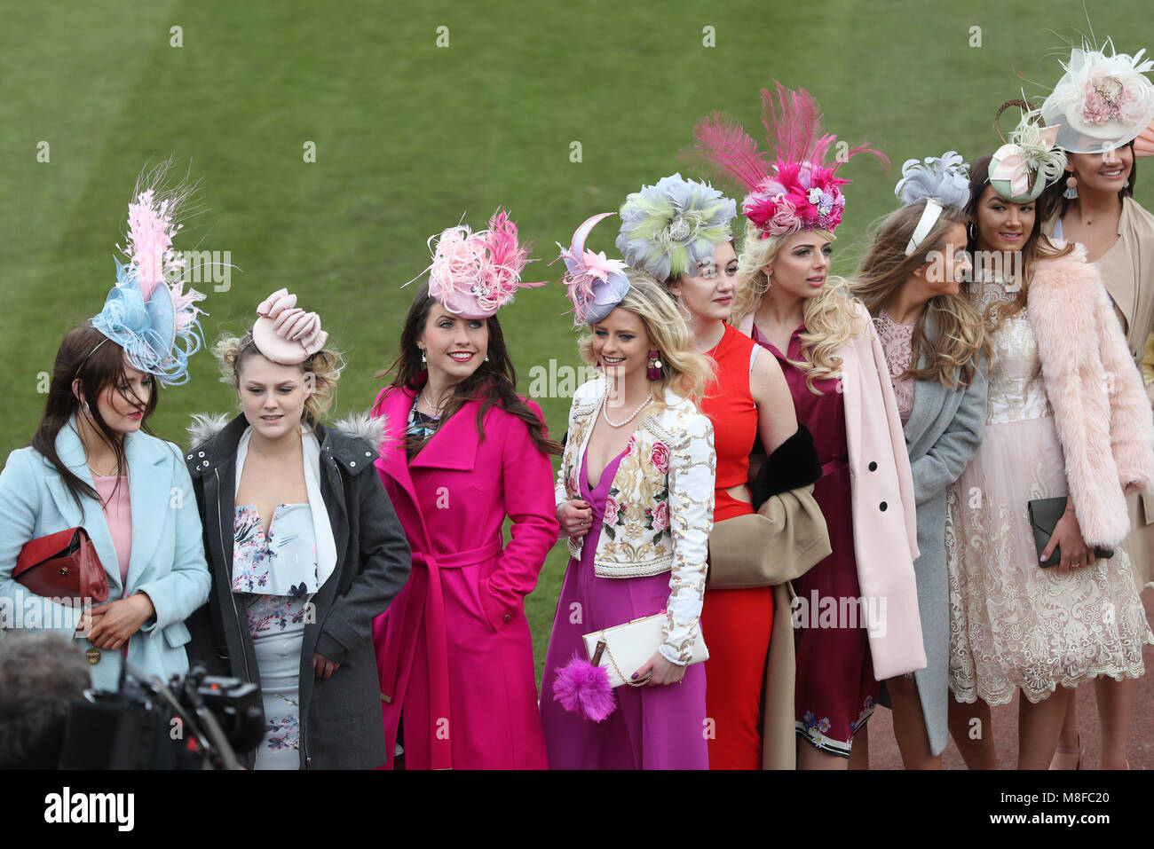 Mlle Cheltenham finalistes en file pendant Mesdames Jour du Festival de Cheltenham 2018 à l'Hippodrome de Cheltenham. Banque D'Images