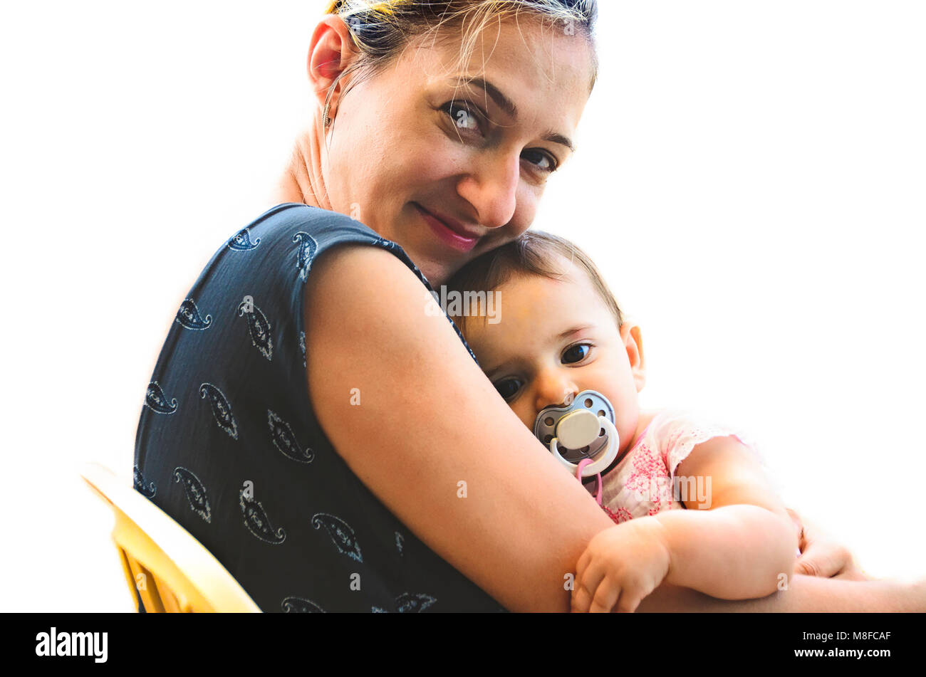 Nouveau Ne Calin Maman Dormir Femme Sourire Innocent Calin Mere Sucette Bebe Fille Photo Stock Alamy