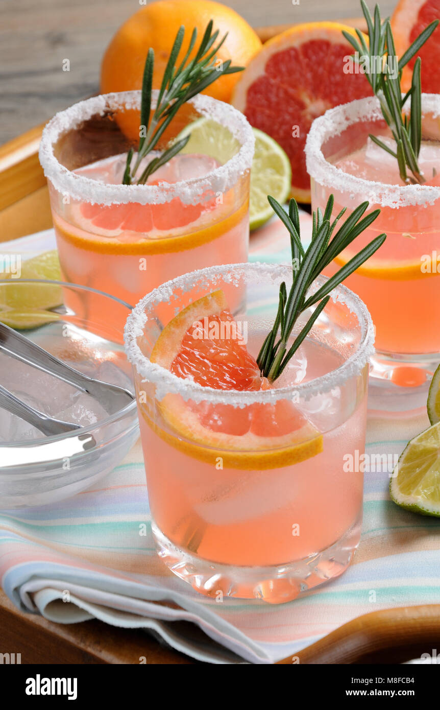 Ce magnifique cocktail de rose fraîche Palomas. Une boisson festive est ...