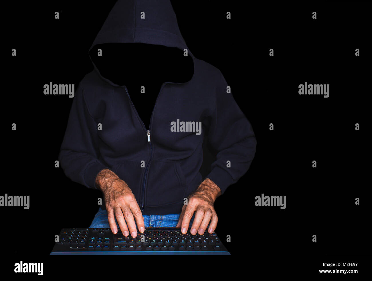 Hacker using laptop Banque D'Images