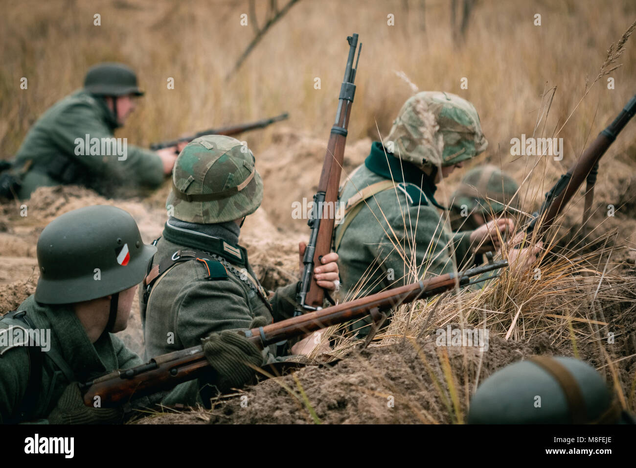 Soldats Wehrmacht allemande avec des fusils dans la tranchée. La défense contre l'armée soviétique Banque D'Images