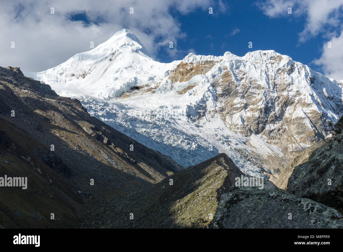 Vue sur le pic de Tocllaraju et glacier dans la vallée de l'Ishinca dans la Cordillère des Andes au Pérou Banque D'Images