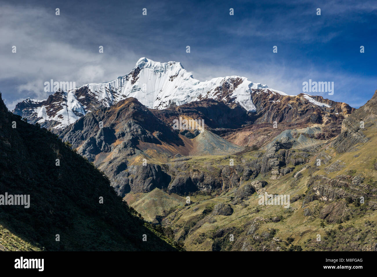 Beau paysage de montagnes avec des pics enneigés des Andes Banque D'Images