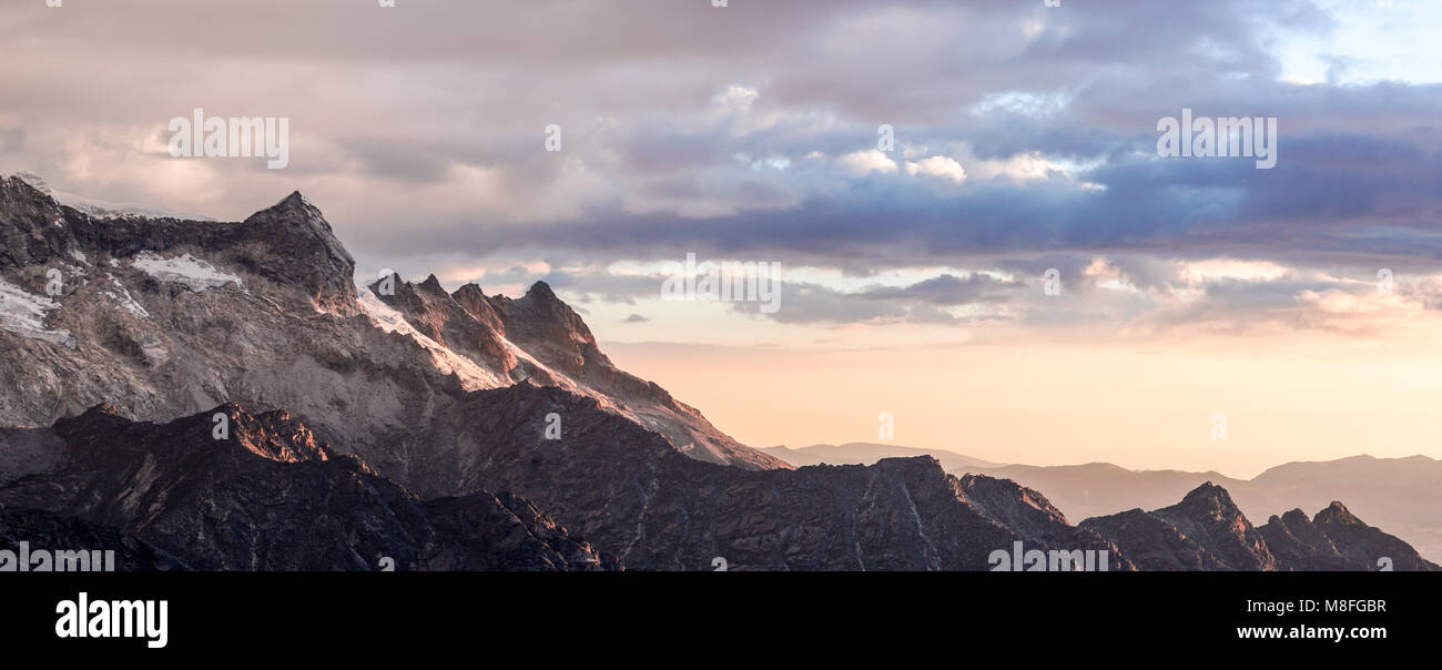 Vue panoramique de la vallée de l'Ishinca et montagnes au coucher du soleil sous un ciel d'orage Banque D'Images