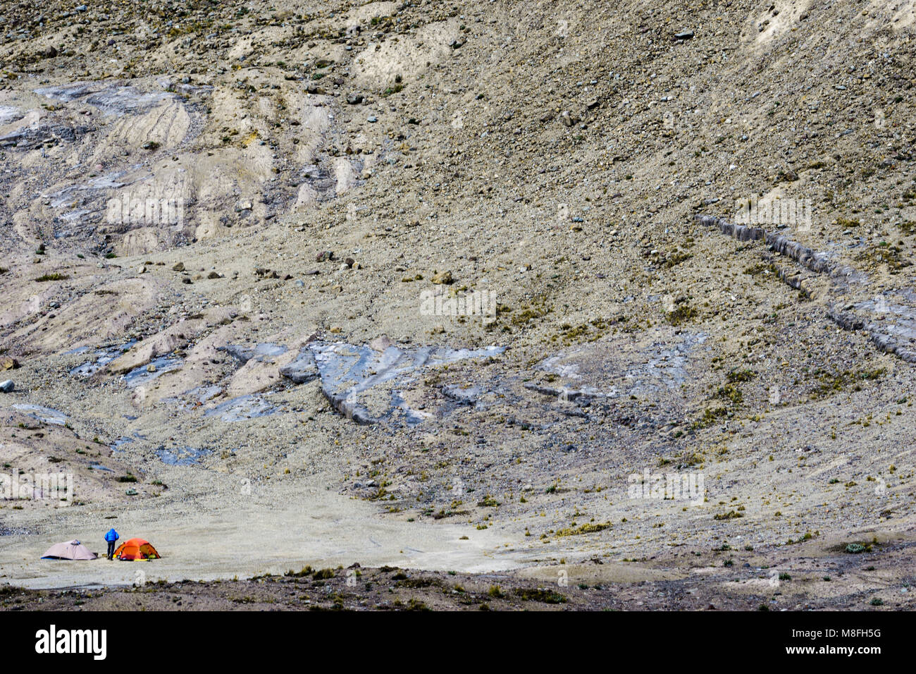 Homme d'alpiniste dans un camp de base dans la Cordillère Blanche au Pérou sur une montagne Alpinisme - expédition Banque D'Images Homme d'alpiniste dans un camp de base dans la Cordillère Blanche au Pérou sur une montagne Alpinisme - expédition Banque D'Images