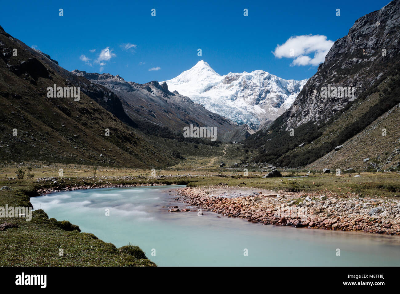 La vallée de montagnes magnifiques avec des sommets enneigés et une rivière turquoise mountain haut dans la Cordillère des Andes au Pérou Banque D'Images