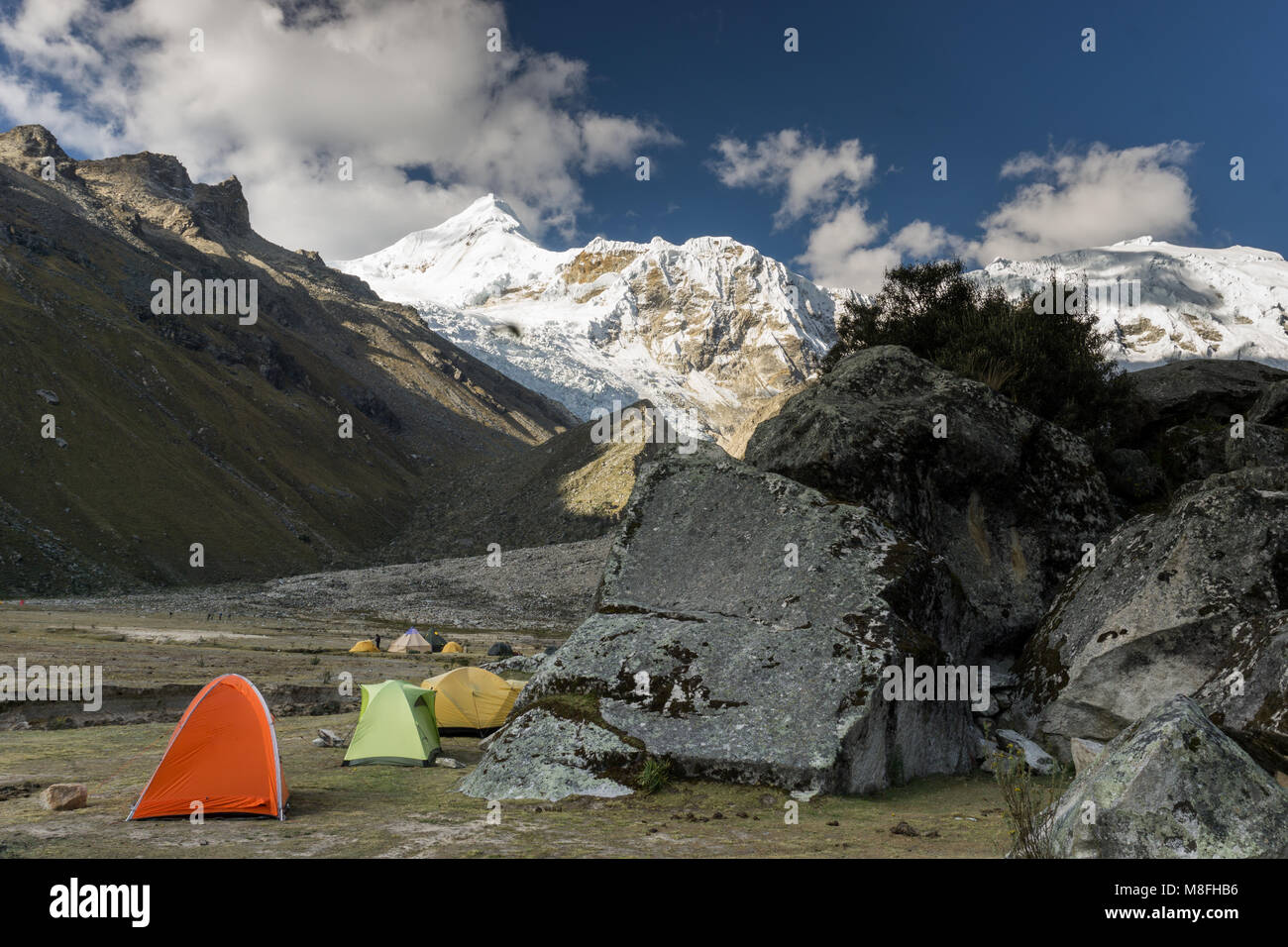 Belle Vallée de montagne dans les Andes au Pérou avec le camp de base et beaucoup de tentes à l'avant-plan Banque D'Images