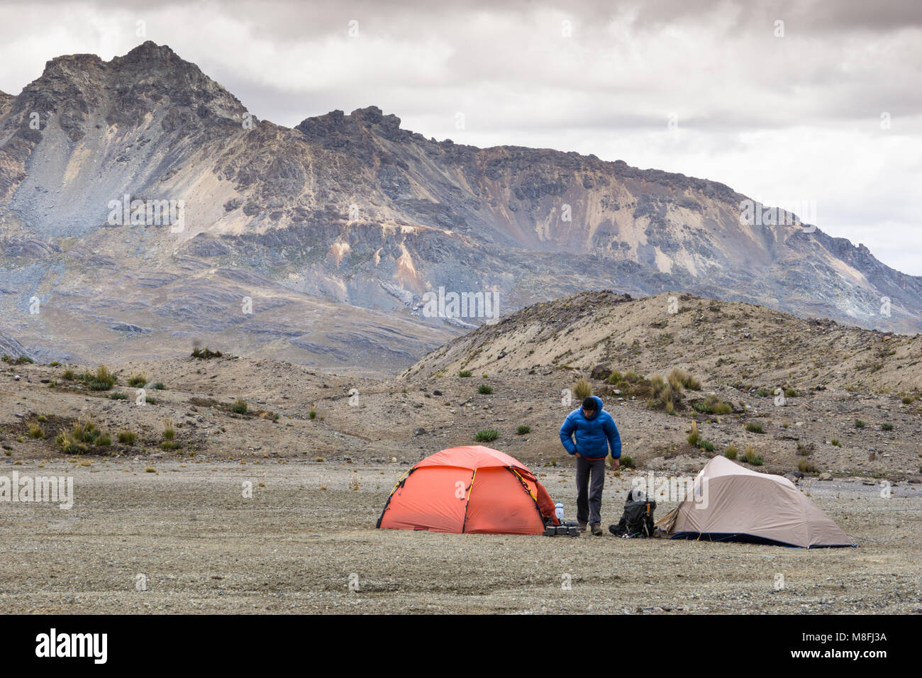 Homme d'alpiniste dans un camp de base dans la Cordillère Blanche au Pérou sur une montagne Alpinisme - expédition Banque D'Images Homme d'alpiniste dans un camp de base dans la Cordillère Blanche au Pérou sur une montagne Alpinisme - expédition Banque D'Images