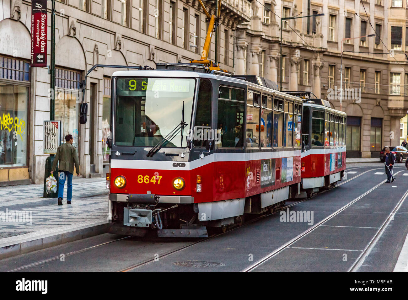 PRAGUE, RÉPUBLIQUE TCHÈQUE - 25 août 2014 : Le tram se déplace dans la rue du centre historique de Prague Banque D'Images