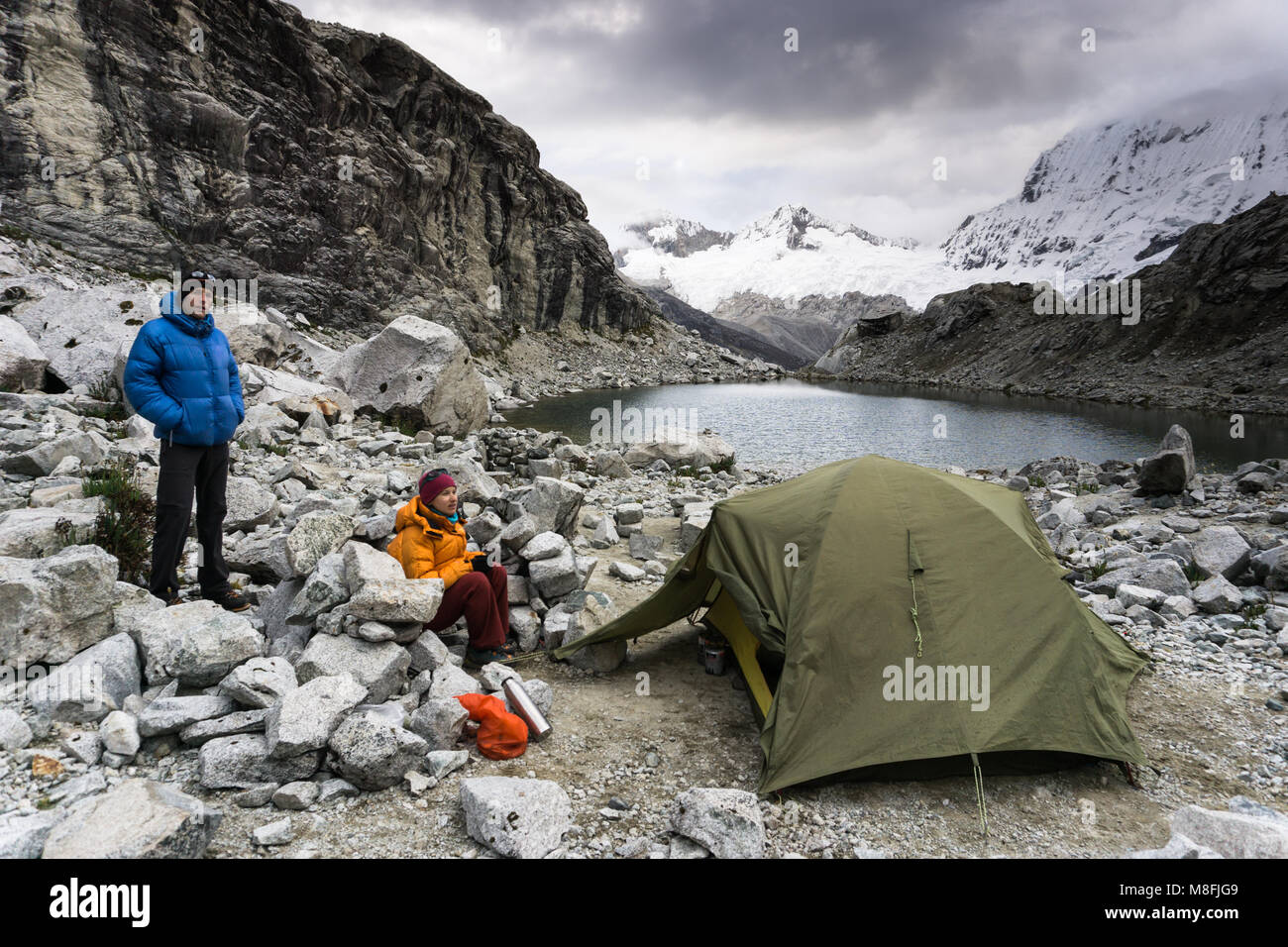 L'homme et la femme d'alpiniste couple dans un camp de base dans la Cordillère des Andes au Pérou Banque D'Images L'homme et la femme d'alpiniste couple dans un camp de base dans la Cordillère des Andes au Pérou Banque D'Images