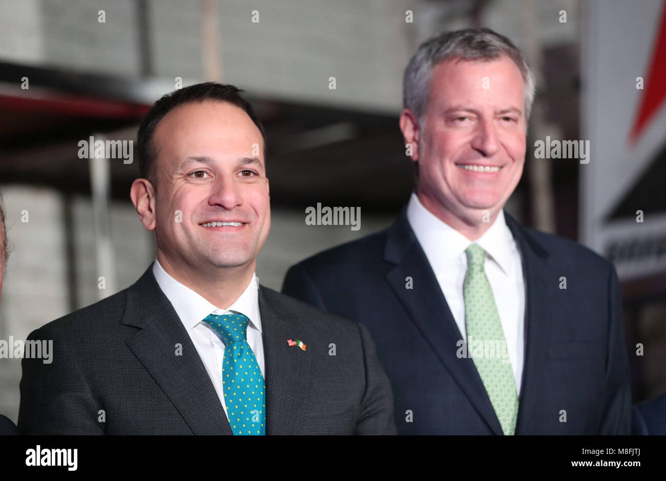 Taoiseach Leo Varadkar est rejoint par le maire de New York, Bill De Blasio qu'il annonce un investissement de 2,52m dans d'autres fonds pour le gouvernement irlandais Irish Arts Center à Hells Kitchen à New York. Banque D'Images
