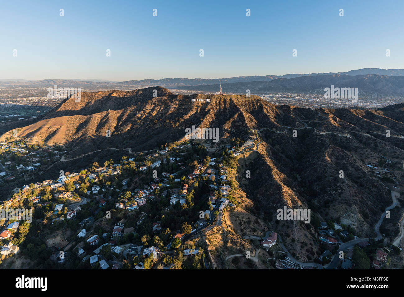 Los Angeles, Californie, USA - 20 Février 2018 : Matin Vue aérienne de canyon maisons et panneau Hollywood dans Griffith Park. Banque D'Images