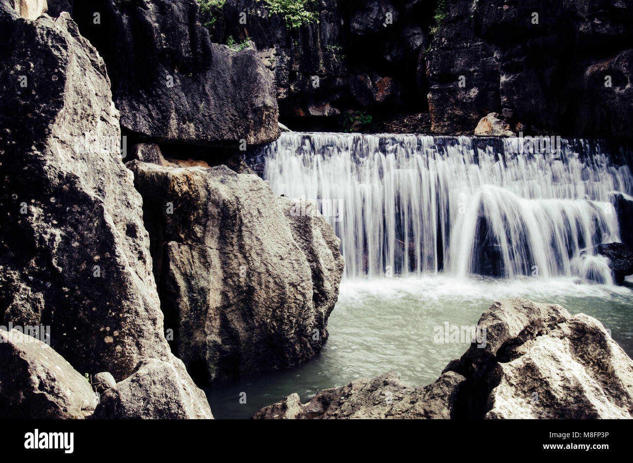 Cascade aquatique dans les falaises de pierre Banque D'Images