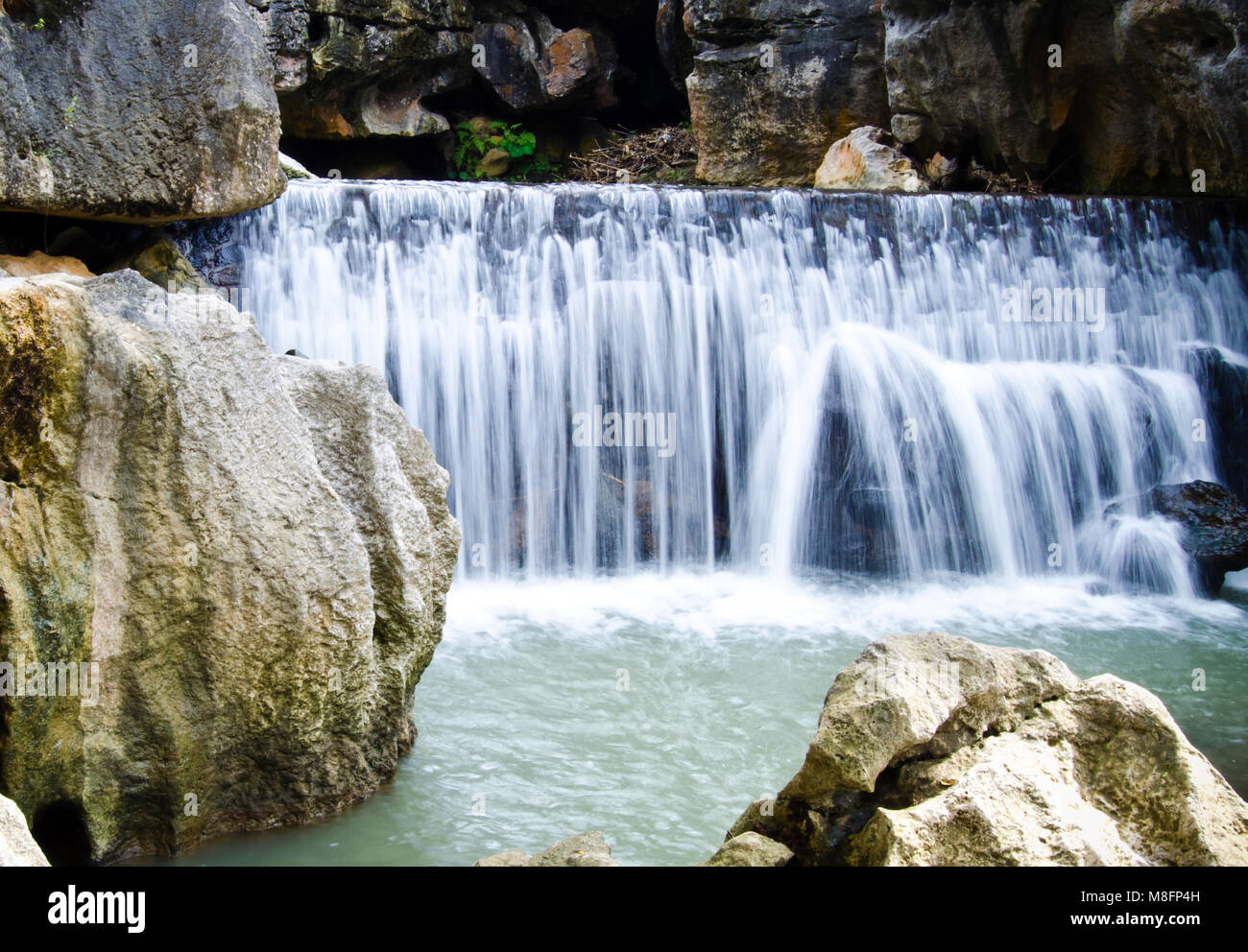 Cascade aquatique dans les falaises de pierre Banque D'Images