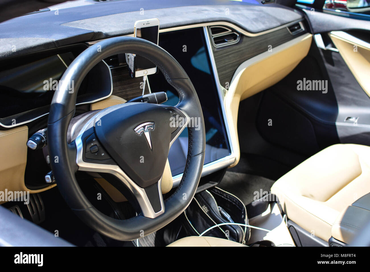 Lviv, Ukraine - le 22 mai 2016 : Ouverture de la Electric Marathon 2016 Lviv - Monte Carlo. Voiture électrique Tesla commence son voyage à Monte Carlo Banque D'Images