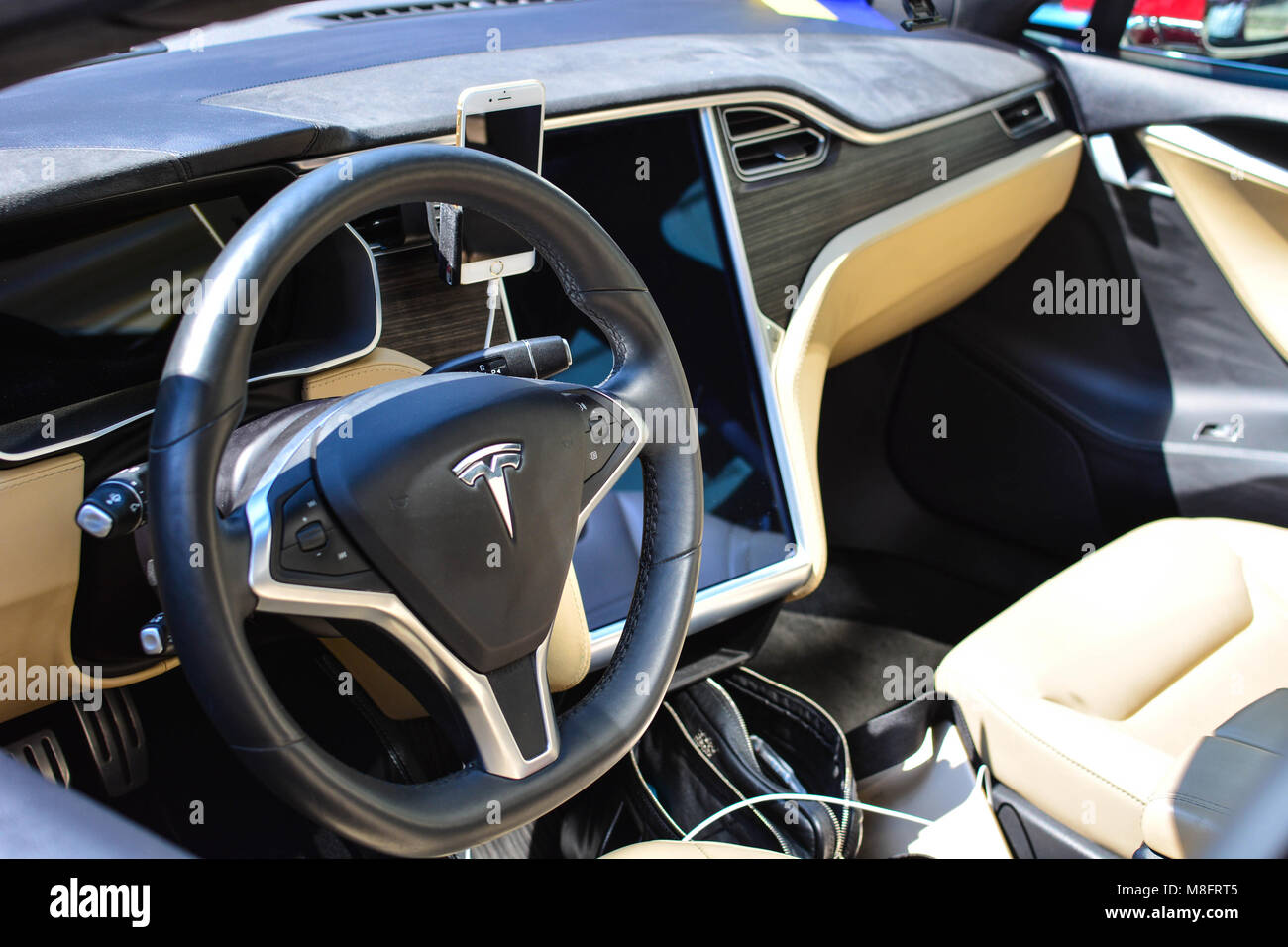 Lviv, Ukraine - le 22 mai 2016 : Ouverture de la Electric Marathon 2016 Lviv - Monte Carlo. Voiture électrique Tesla commence son voyage à Monte Carlo Banque D'Images
