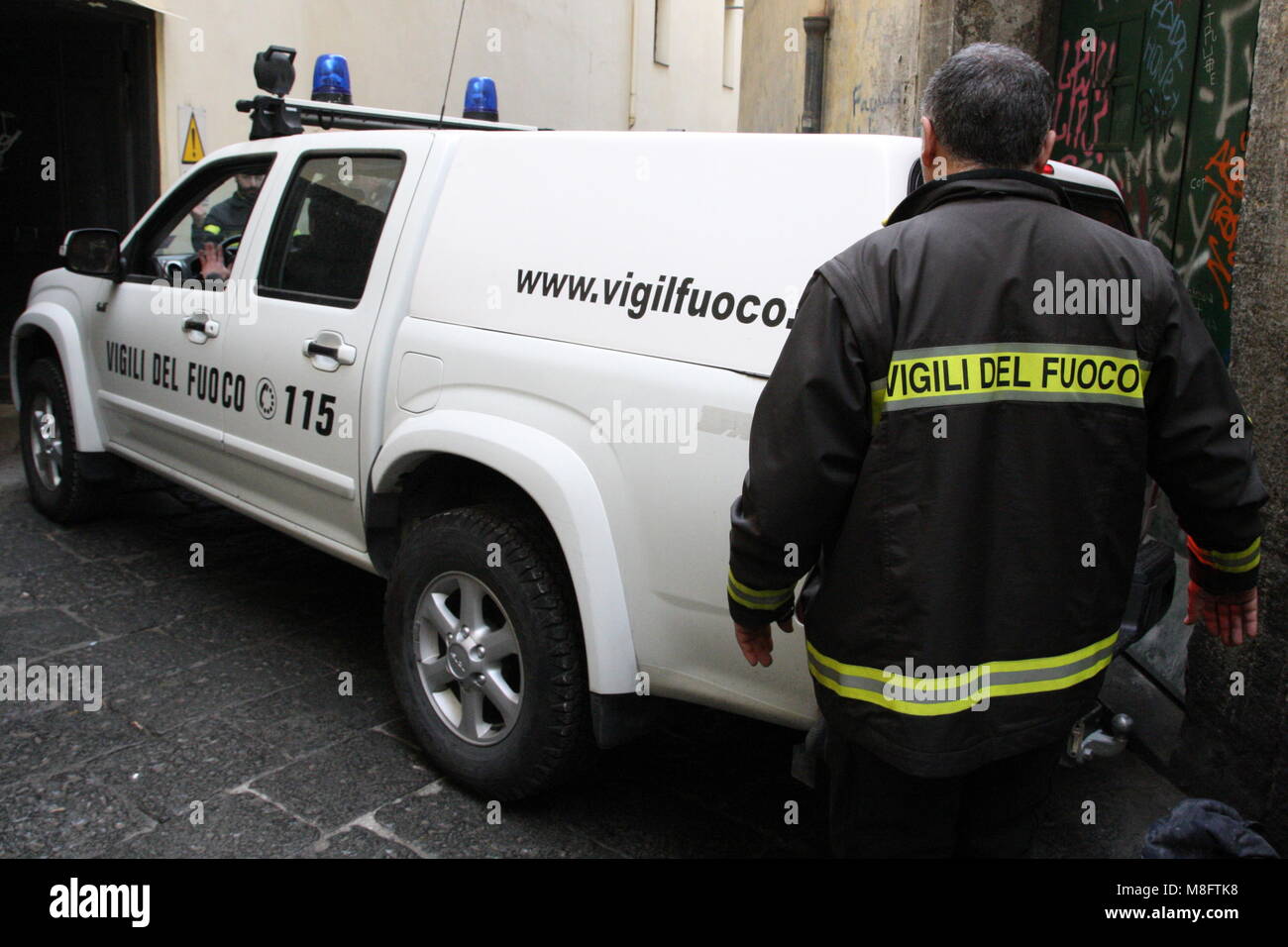 Naples, Italie. Mar 16, 2018. Le mur d'un ancien monastère s'est effondré dans la via San Paolo, 'Chiesa San Paolo Maggiore, dans le centre historique de Naples. Dans la photo du lieu de l'effondrement et les opérations de sauvetage. Credit : Salvatore Esposito/Pacific Press/Alamy Live News Banque D'Images